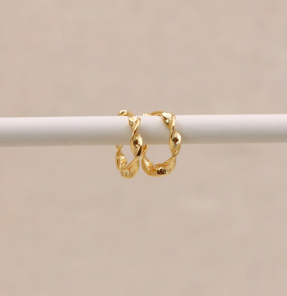 LN Earrings Twisted huggie hoops