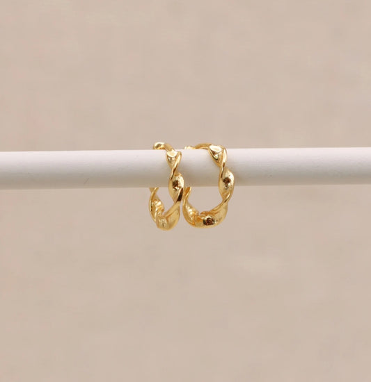 LN Earrings Twisted huggie hoops