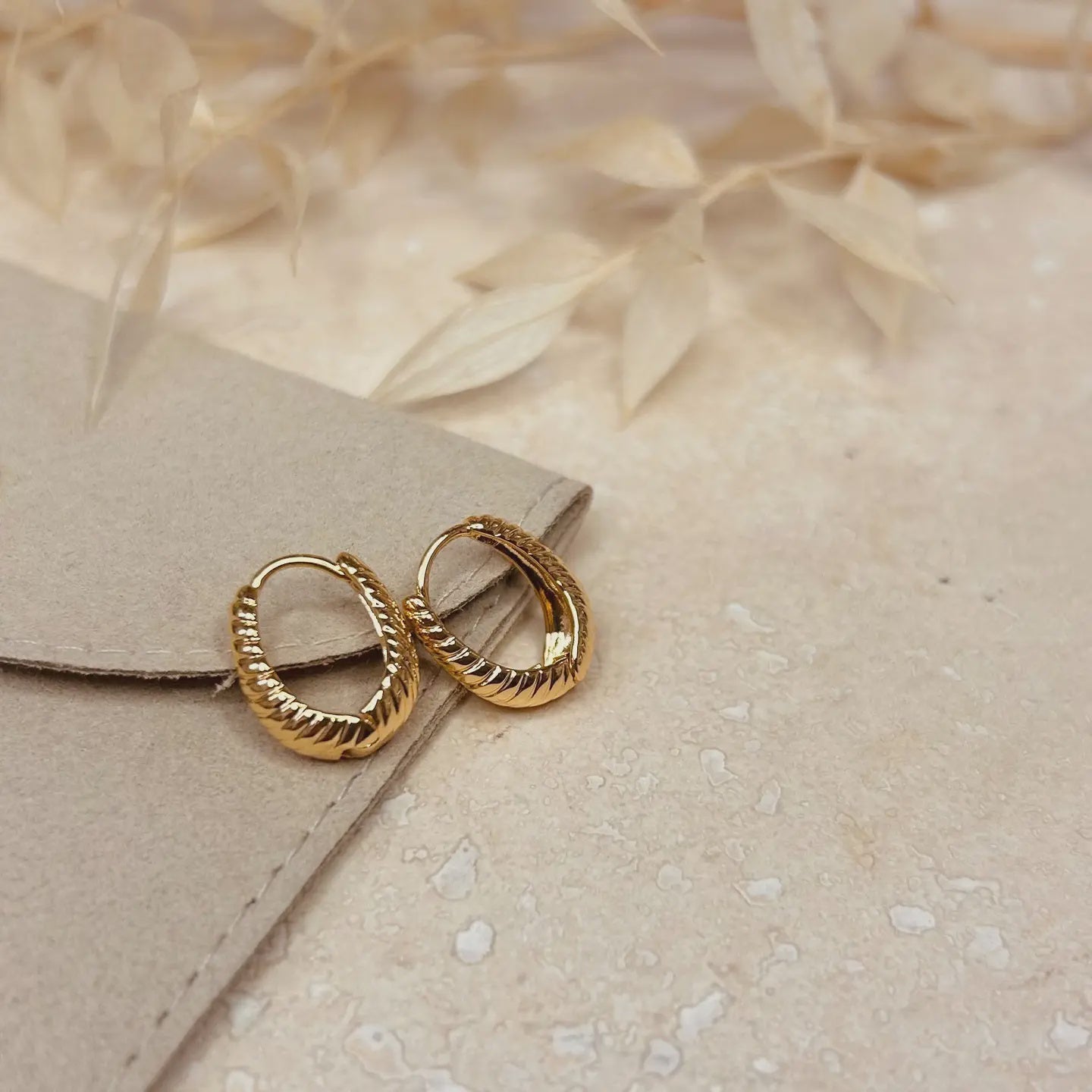 LN Earrings Oval Ribbon Hoops