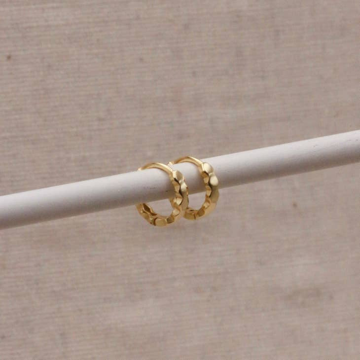 LN Earrings Scallop Huggie Hoop Gold
